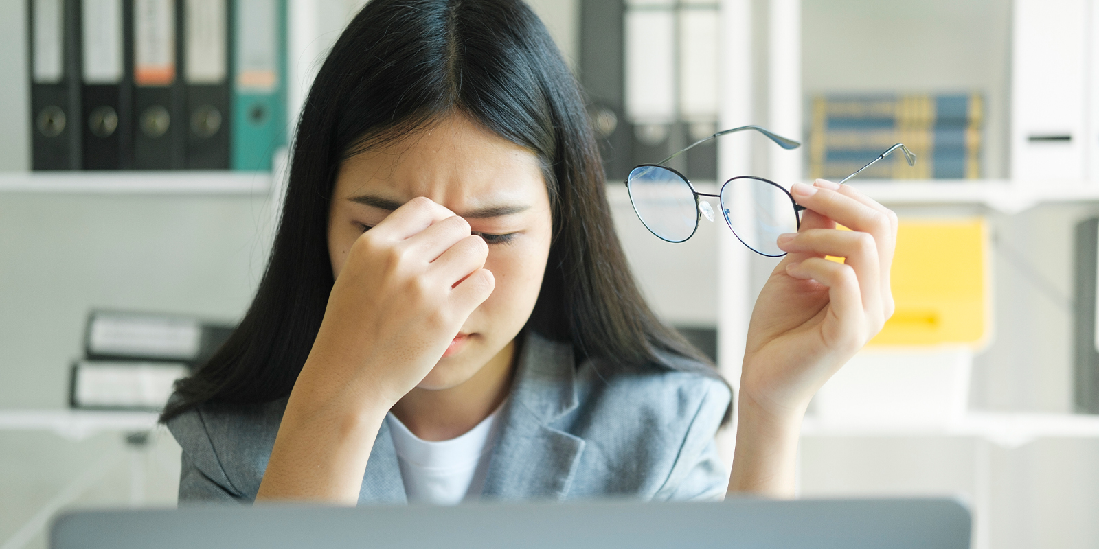 用眼過度的女性